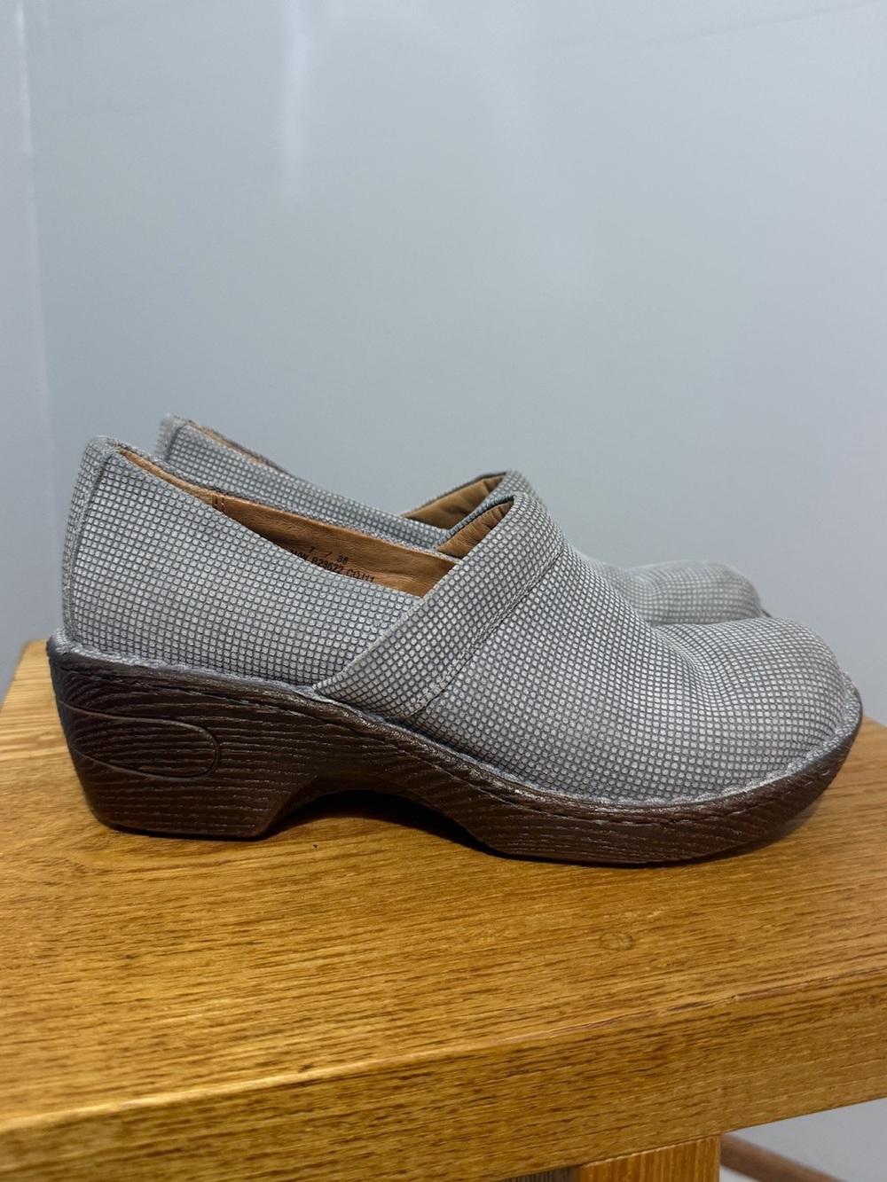 Born Shoes Womens 7 Gray Leather Slip On Clogs Comfort Chunky Heel Platform